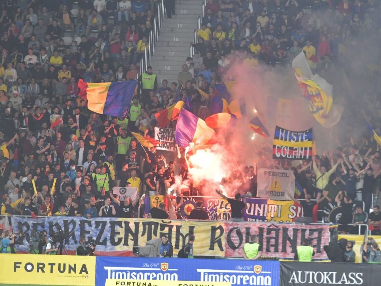 Imagini de colecție cu ”vulcanul” din Giulești! ”Tricolorii” lui Iordănescu, împinși de la spate de o atmosferă electrizantă_10