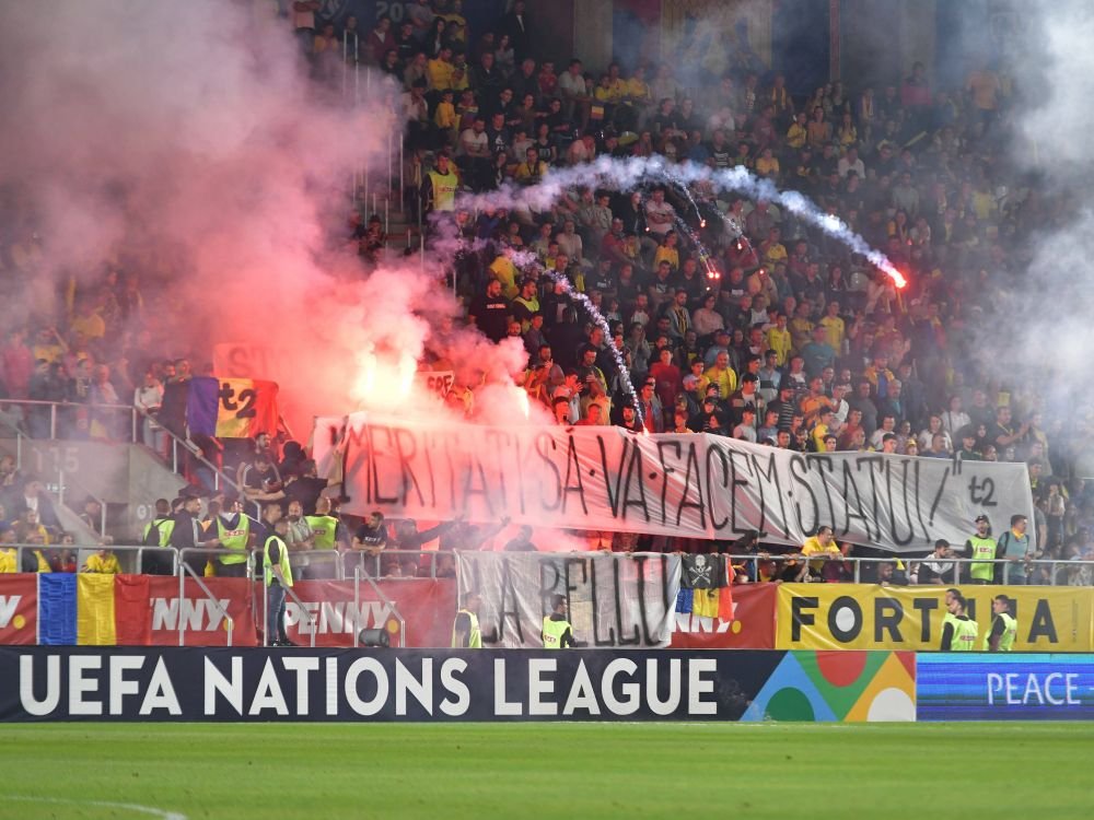 Imagini de colecție cu ”vulcanul” din Giulești! ”Tricolorii” lui Iordănescu, împinși de la spate de o atmosferă electrizantă_13