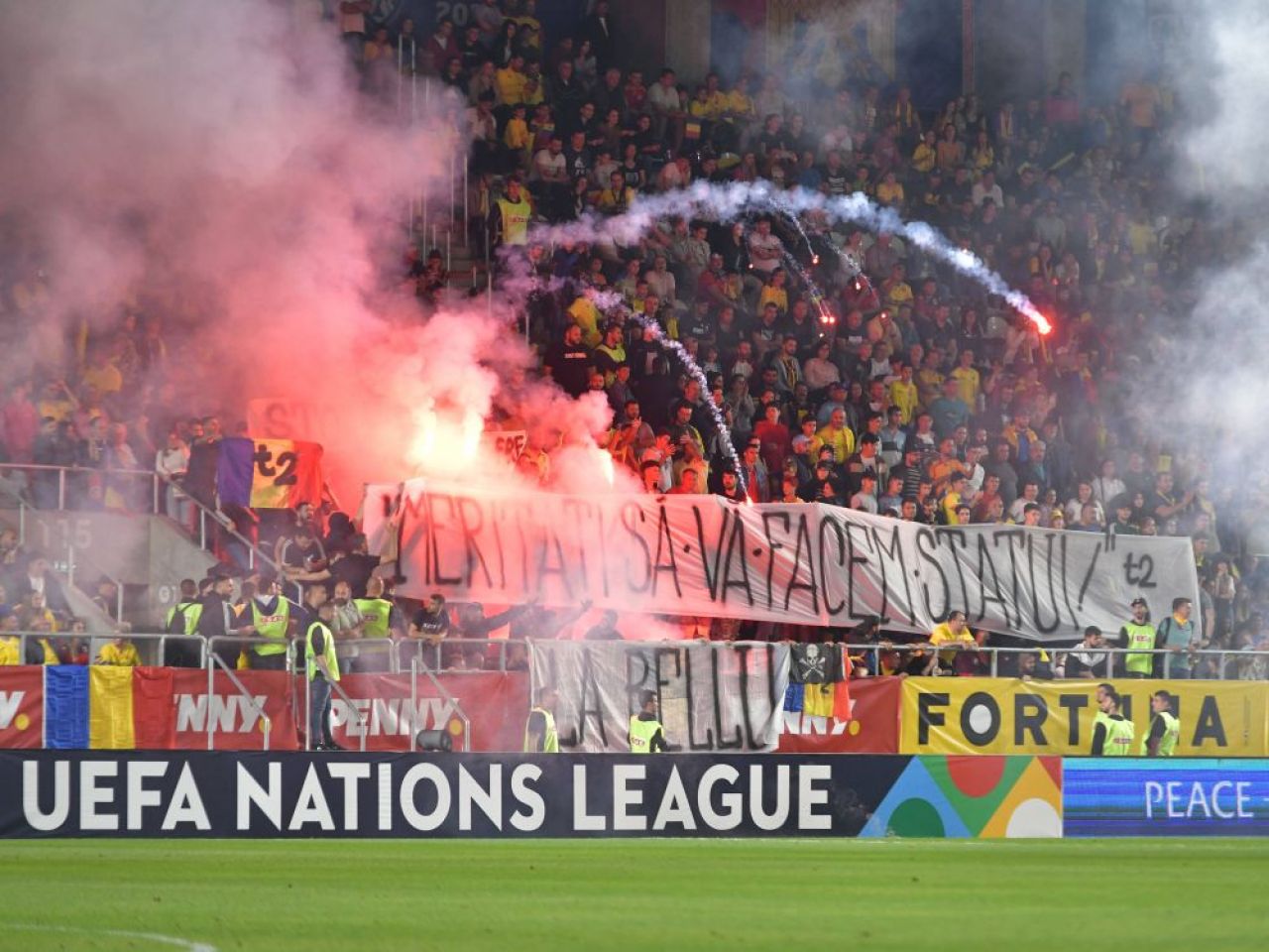 Imagini de colecție cu ”vulcanul” din Giulești! ”Tricolorii” lui Iordănescu, împinși de la spate de o atmosferă electrizantă_13