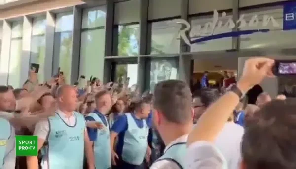 Lu-ca To-ni! "Febra" de la Cluj-Napoca. Fanii, în extaz la plecarea jucătorilor spre Cluj Arena