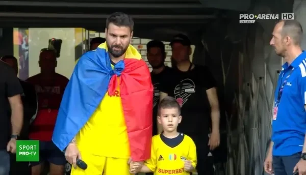 Discurs impresionant al lui Adi Mutu pe Cluj Arena. A ieșit pe gazon alături de fiul său, Tiago