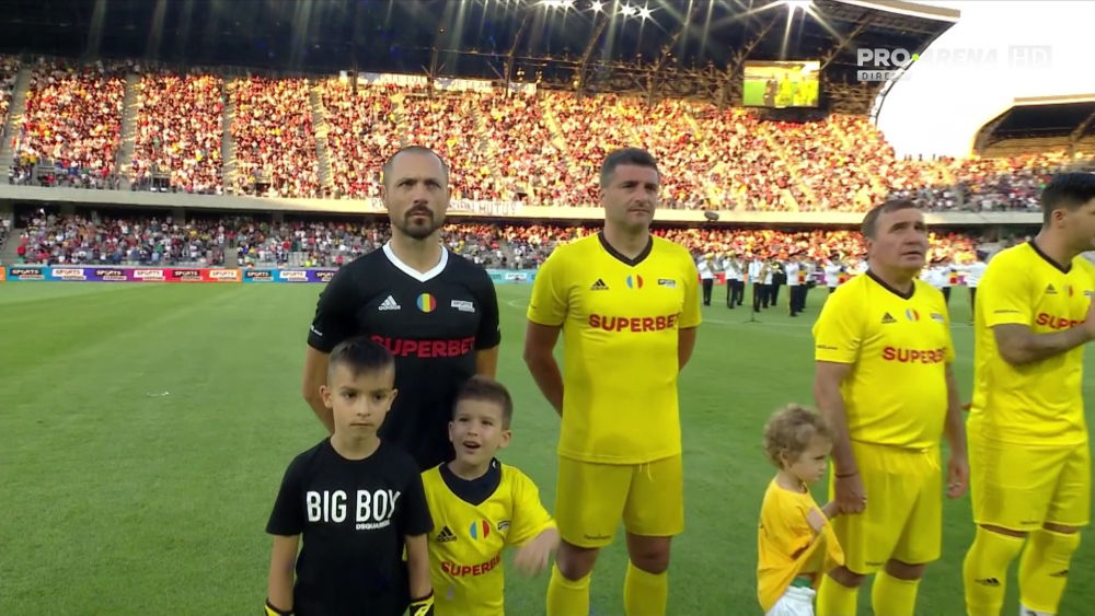 Momente impresionante pe Cluj Arena la meciul de retragere al lui Adi Mutu. Emoția a atins cote maxime la intonarea imnului_3