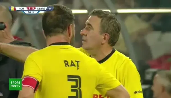 E ”Rege” și-n meciurile demonstrative! Un cameraman l-a enervat pe Gică Hagi la retragerea lui Mutu: ”Te rog frumos! Uitați-vă la ăsta...”