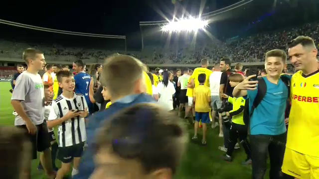 Dinamoviștii la Kiriță, rapidiștii la Săpunaru, toată lumea la Tamaș! Cei mai solicitați fotbaliști pentru poze la retragerea lui Mutu_2