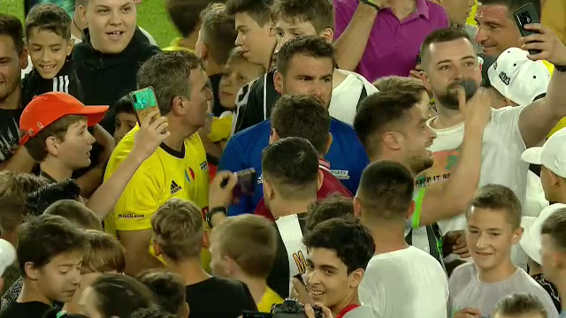 Dinamoviștii la Kiriță, rapidiștii la Săpunaru, toată lumea la Tamaș! Cei mai solicitați fotbaliști pentru poze la retragerea lui Mutu_3