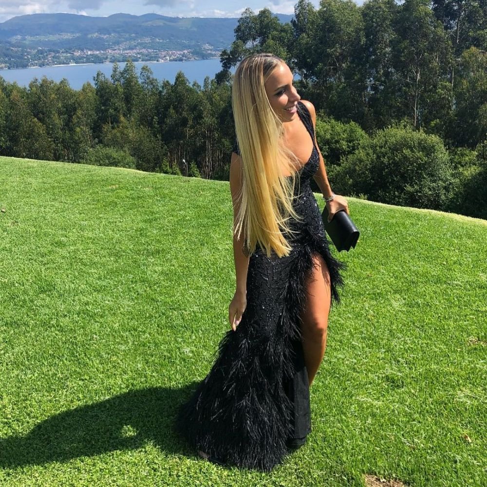 Cum arată femeia care l-a făcut tată pe jucătorul de 22 de ani pentru care Liverpool a plătit 100 de milioane de euro. E cu 9 ani mai în vârstă_16