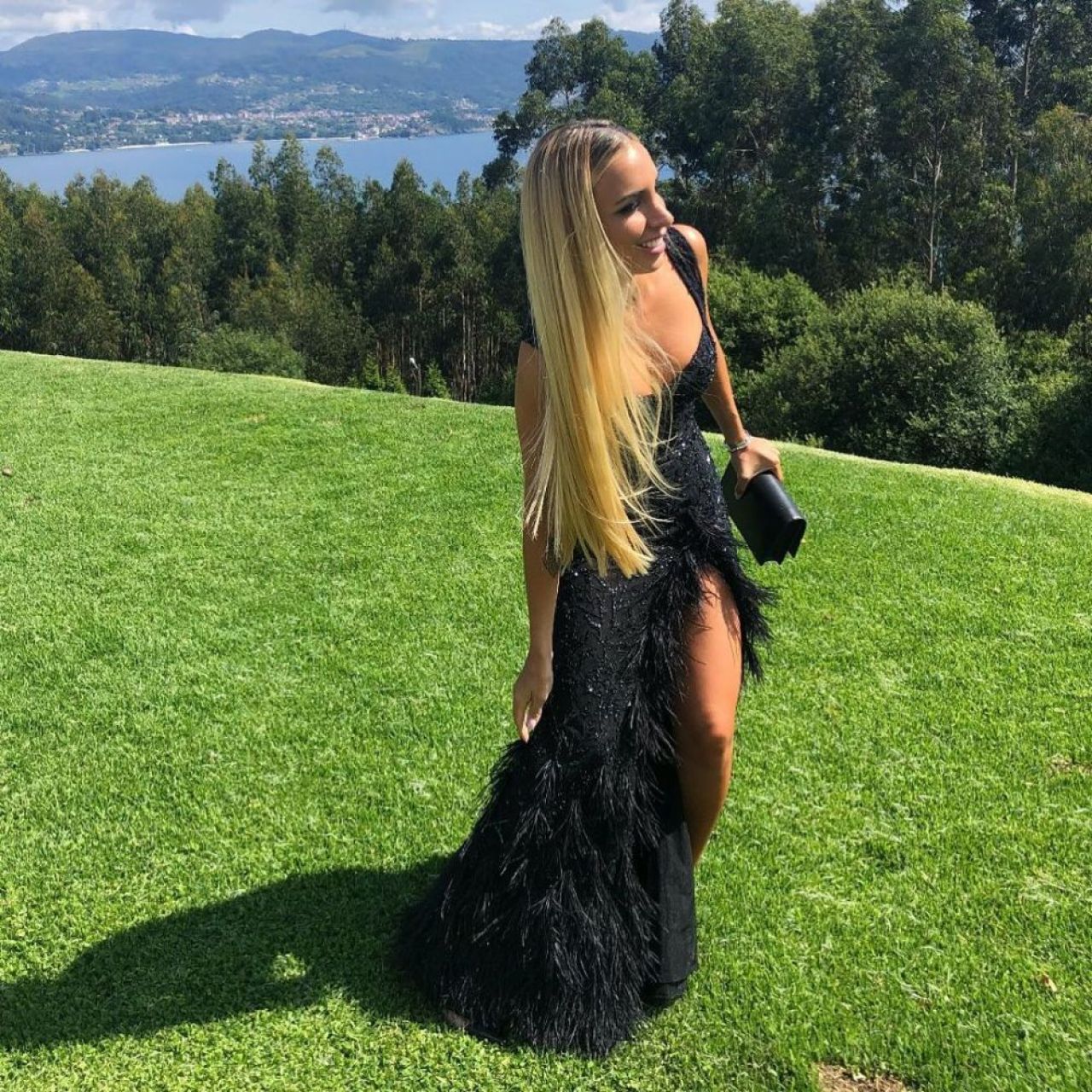 Cum arată femeia care l-a făcut tată pe jucătorul de 22 de ani pentru care Liverpool a plătit 100 de milioane de euro. E cu 9 ani mai în vârstă_16