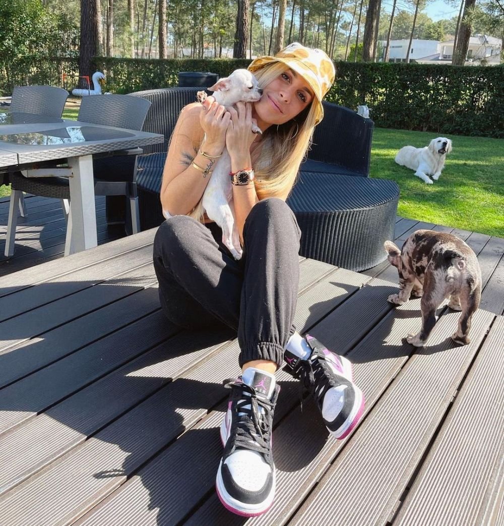 Cum arată femeia care l-a făcut tată pe jucătorul de 22 de ani pentru care Liverpool a plătit 100 de milioane de euro. E cu 9 ani mai în vârstă_24