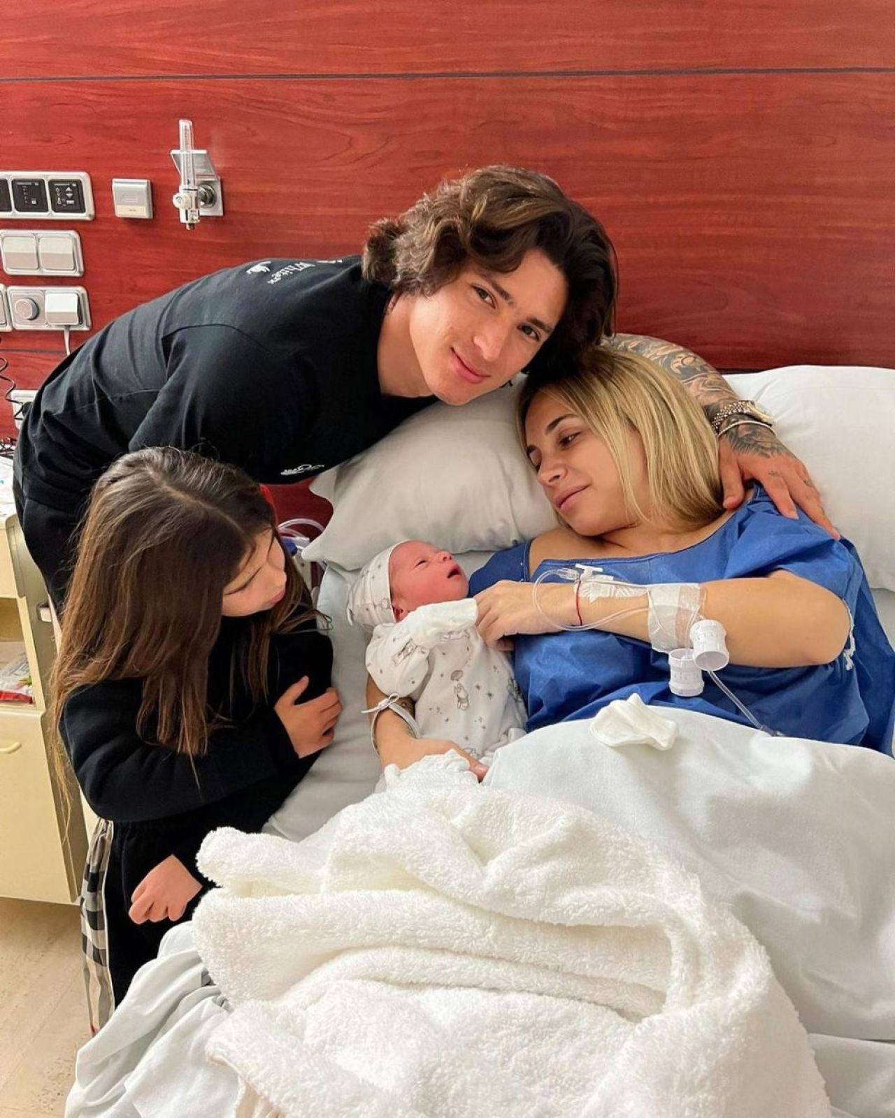 Cum arată femeia care l-a făcut tată pe jucătorul de 22 de ani pentru care Liverpool a plătit 100 de milioane de euro. E cu 9 ani mai în vârstă_31