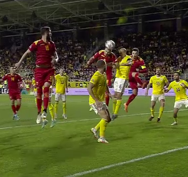 Defensiva României, făcută șah mat la un corner! Chiricheș nu i-a făcut față lui Mugosa. Niță, fără reacție_9