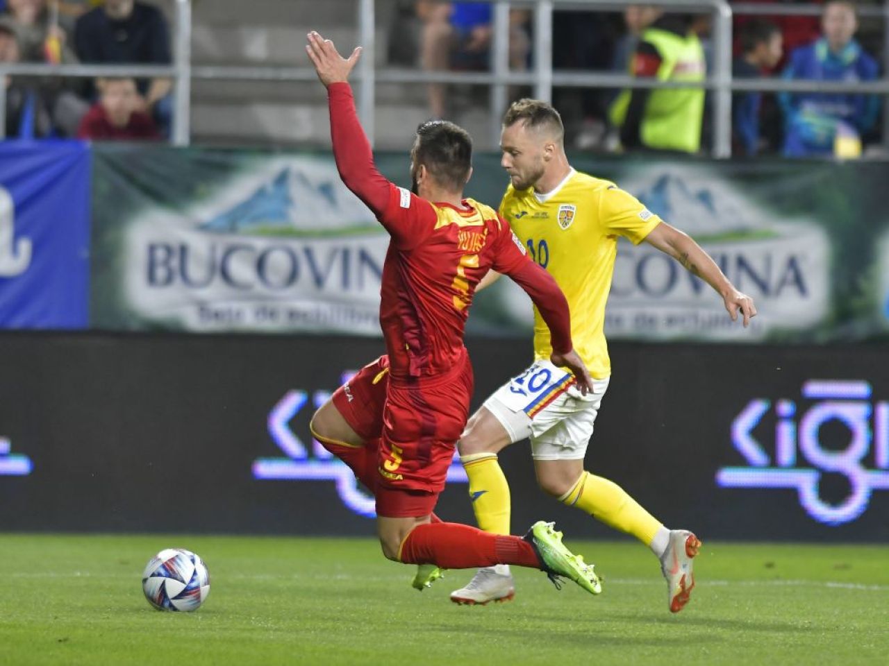 ”Retrage-te din fotbal, nu de la echipa națională. Păcălești fotbalul!”. Chiricheș și Maxim, desființați_7