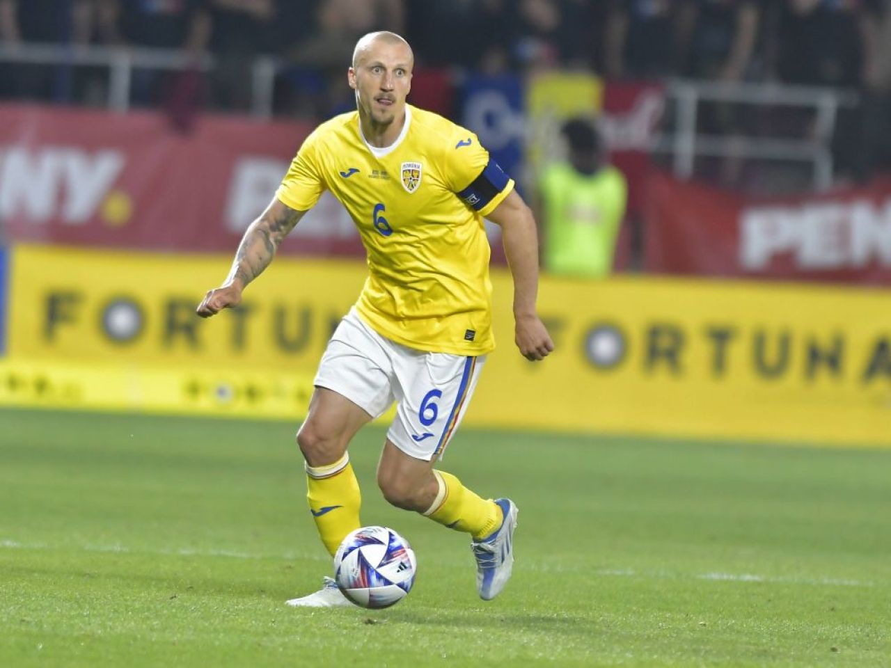 ”Retrage-te din fotbal, nu de la echipa națională. Păcălești fotbalul!”. Chiricheș și Maxim, desființați_12