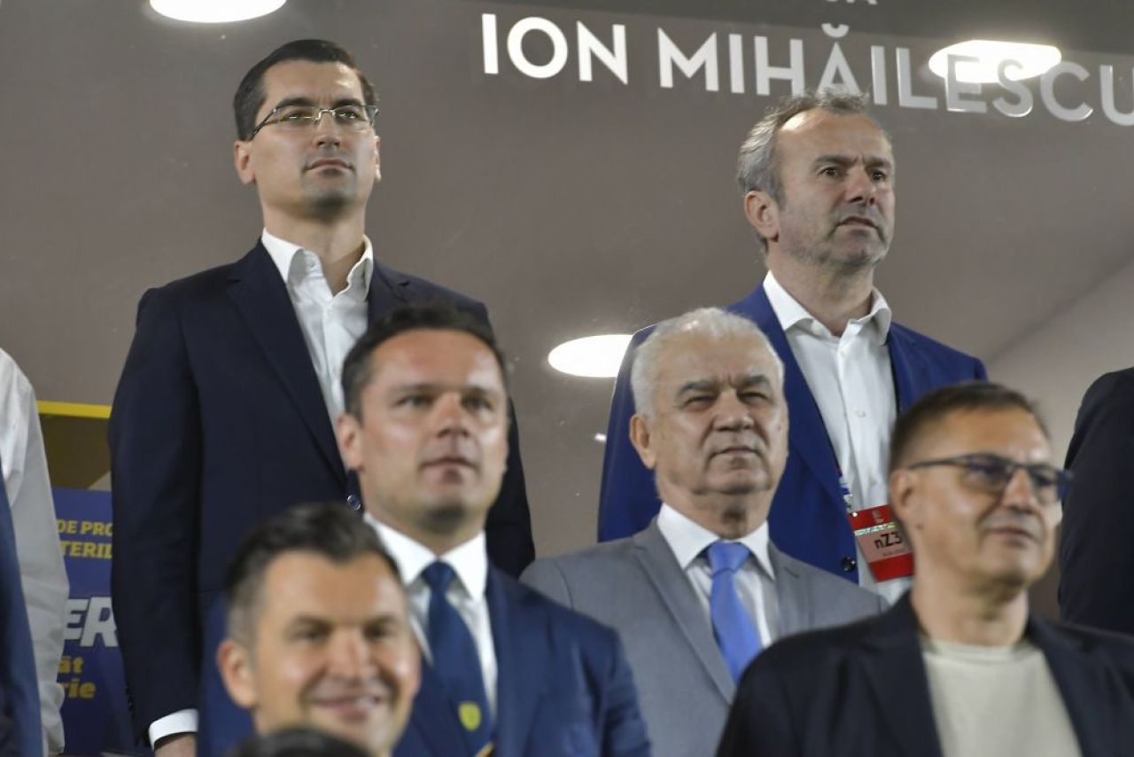În afară de eșec, pe Porumboiu l-a revoltat și altceva la România - Muntenegru 0-3: „E un impostor! Are rânjet de securist!”_1