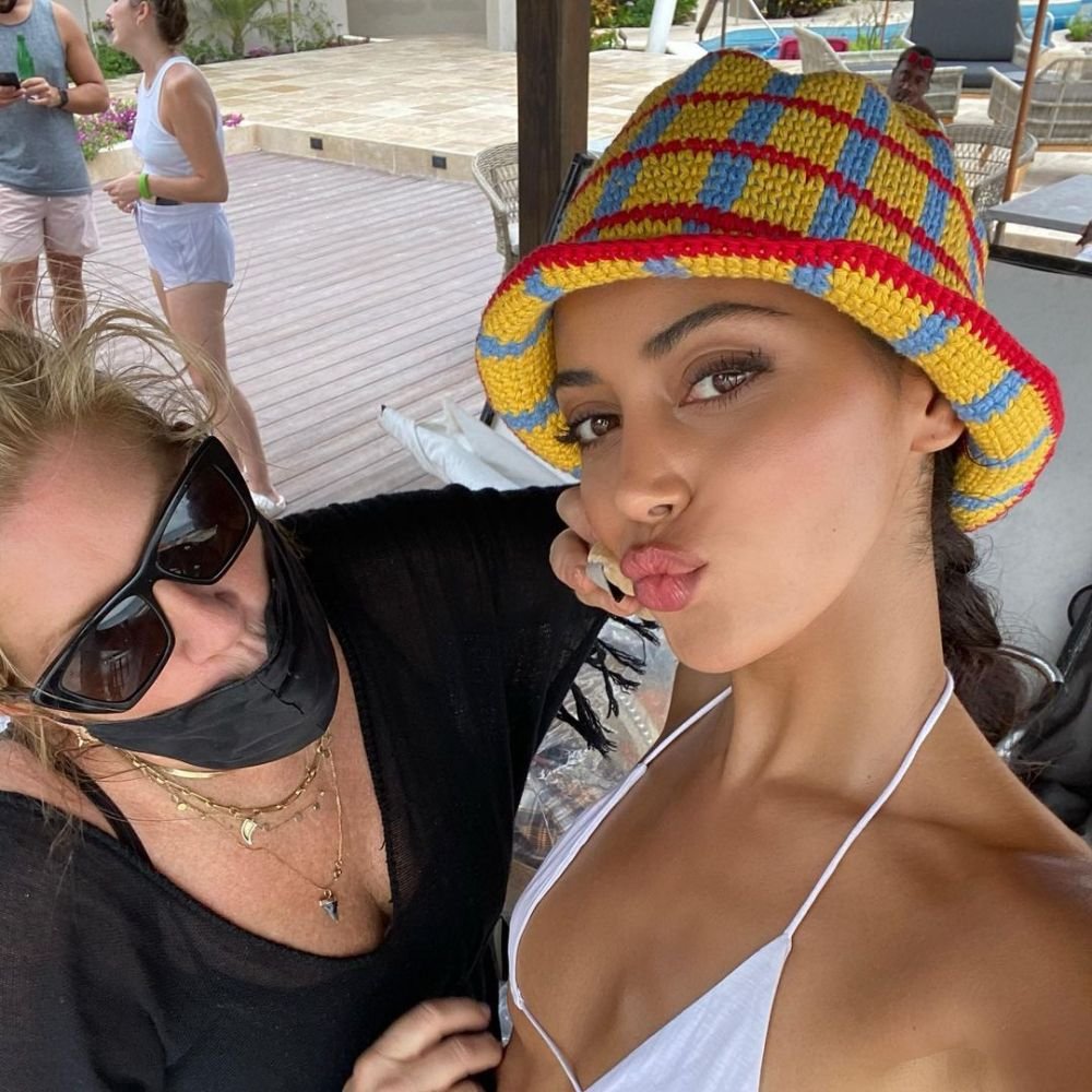 Bruneta cu forme apetisante care l-a cucerit pe Justin Bieber, surprinsă alături de un fotbalist cunoscut! Cum au apărut cei doi _39