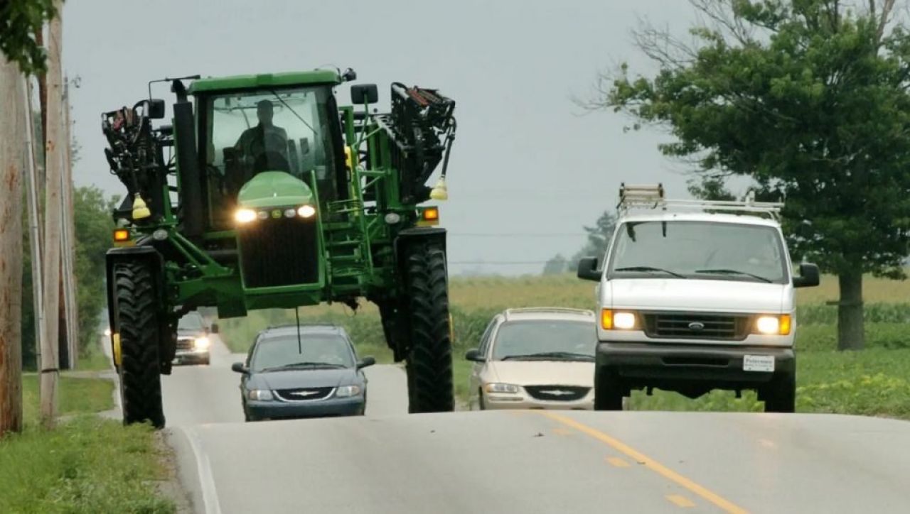 (P) Ce facem când întâlnim un tractor pe drumurile publice_1