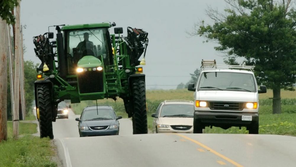 (P) Ce facem când întâlnim un tractor pe drumurile publice_1