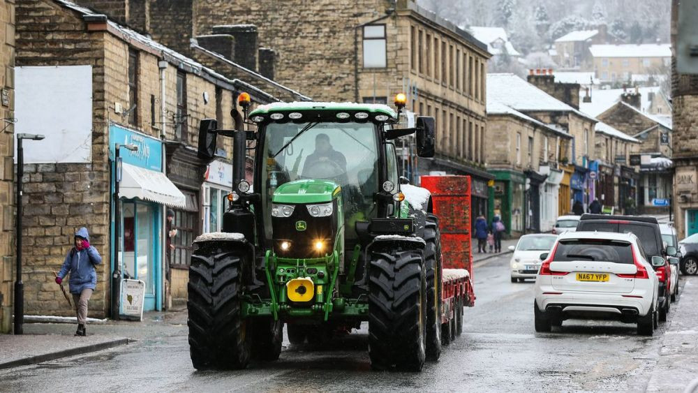 (P) Ce facem când întâlnim un tractor pe drumurile publice_3