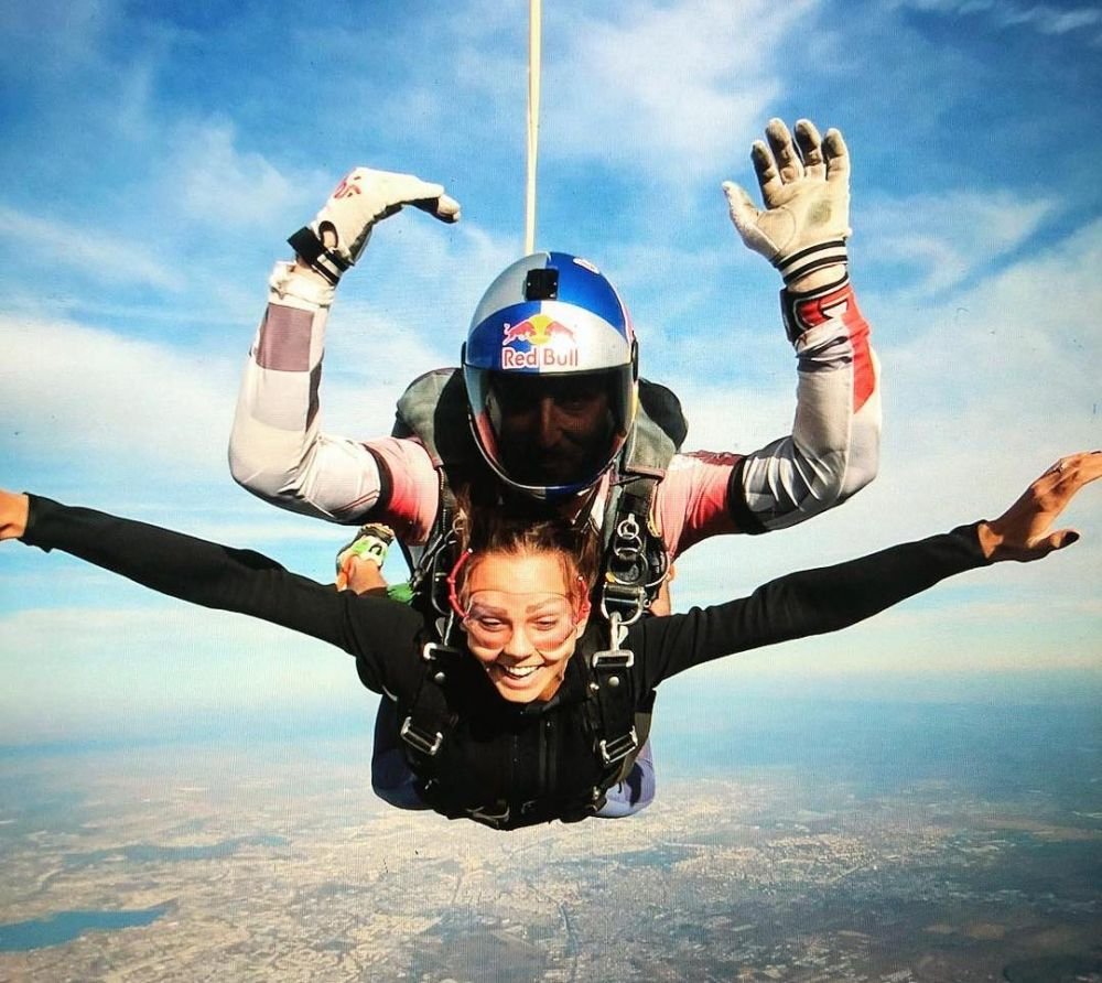A suferit o operație dificilă la genunchi, dar abia așteaptă să facă skydiving: 