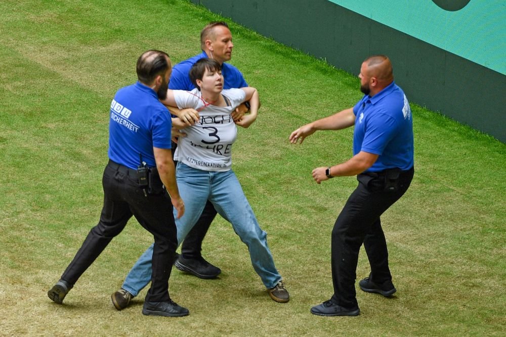 O femeie a intrat pe teren la Halle și a vrut să se lege de fileu. Ce mesaj avea pe tricou_5