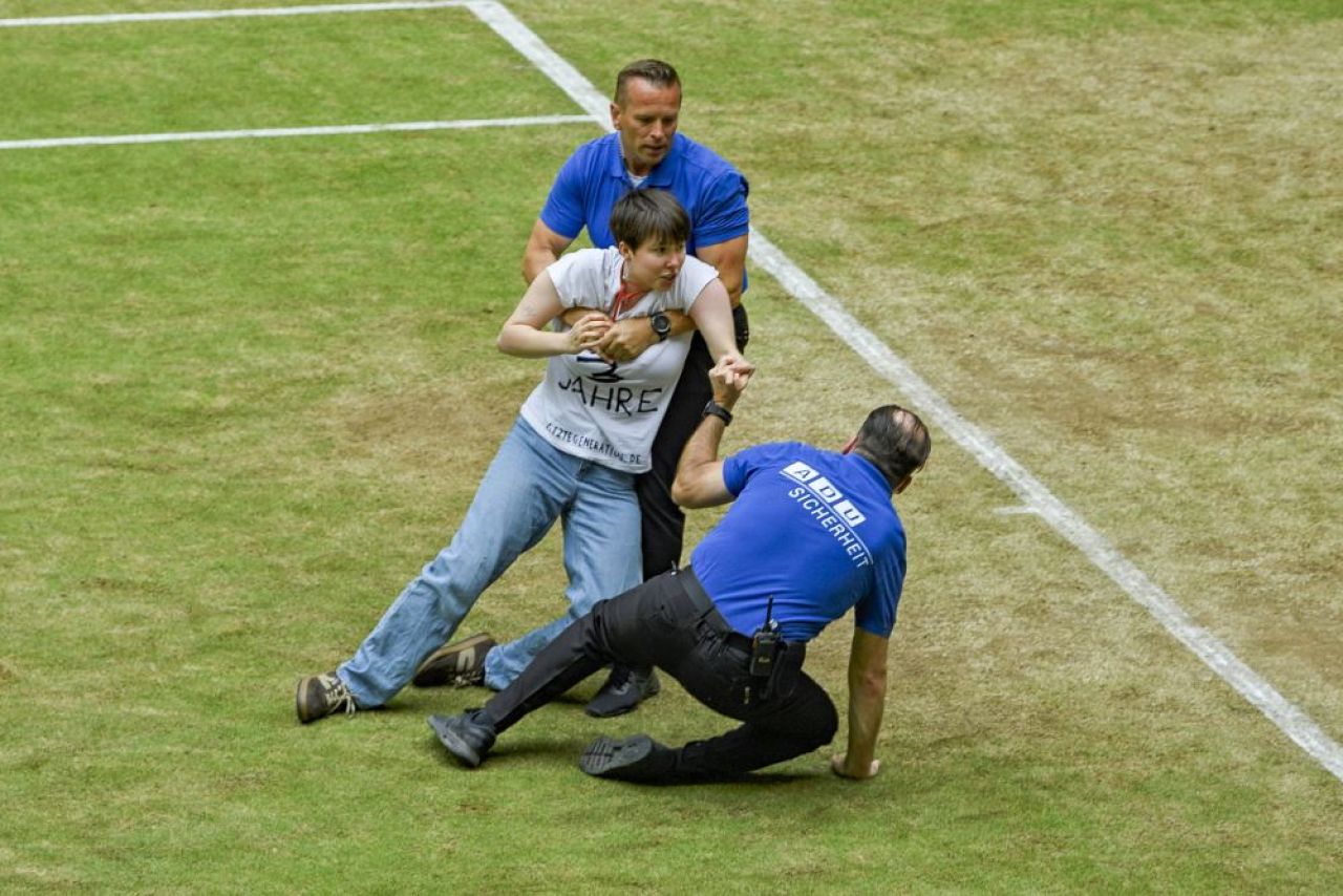 O femeie a intrat pe teren la Halle și a vrut să se lege de fileu. Ce mesaj avea pe tricou_7