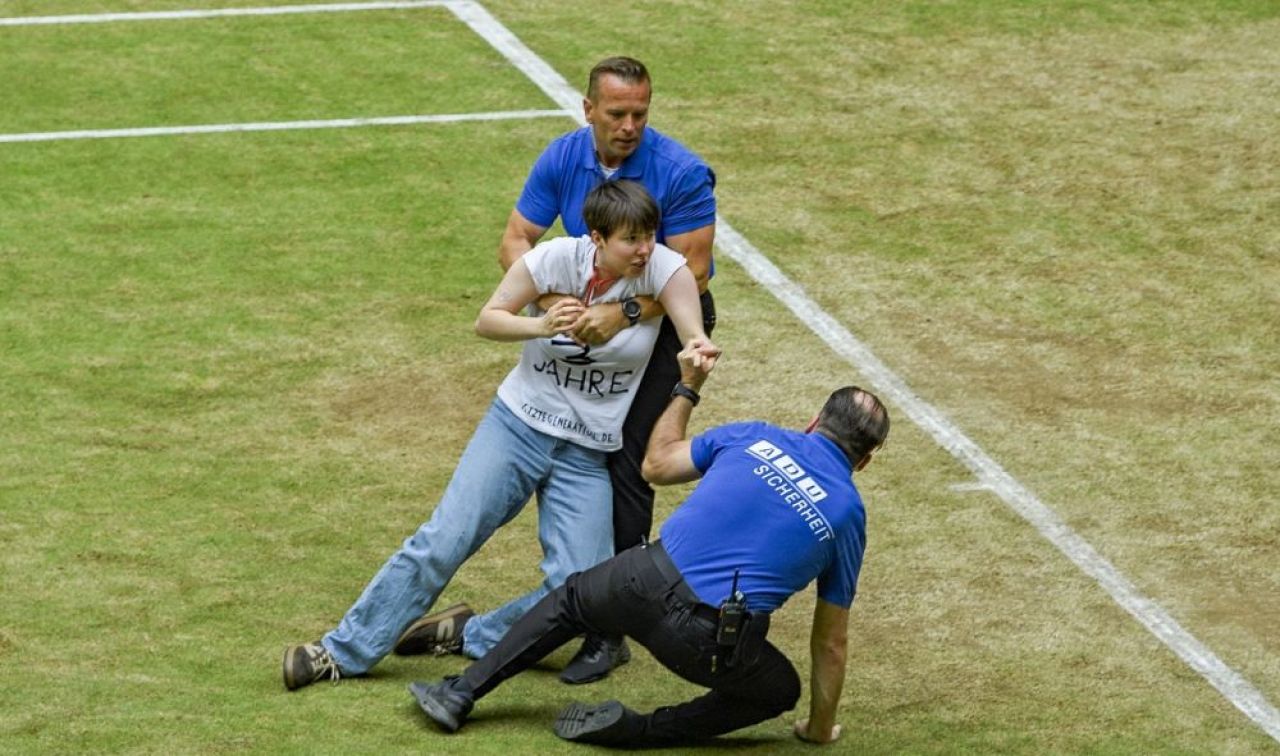 O femeie a intrat pe teren la Halle și a vrut să se lege de fileu. Ce mesaj avea pe tricou_8