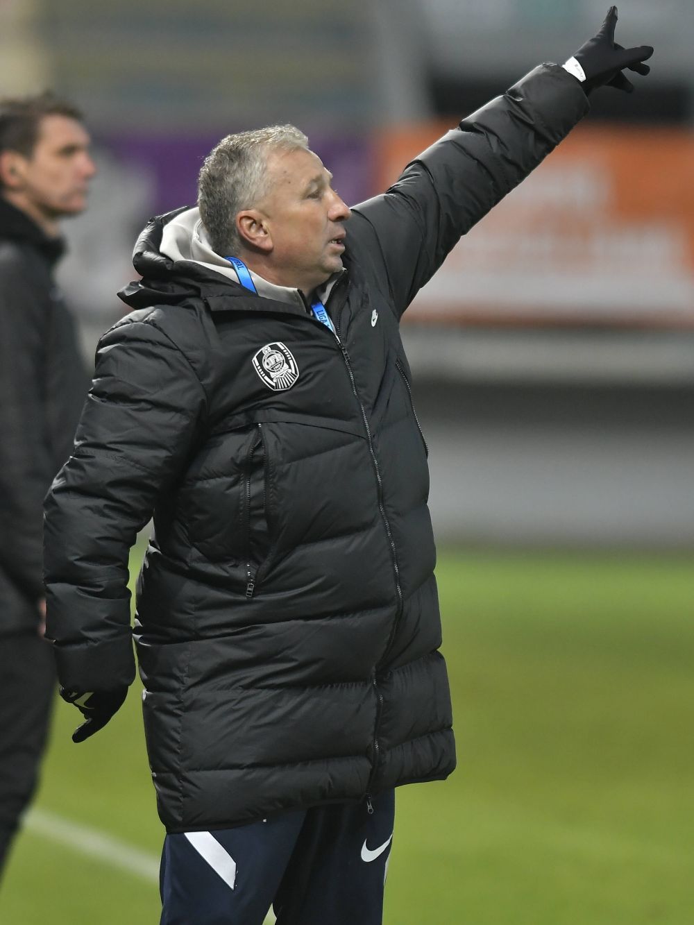 Dan Petrescu dă cu exteriorul!