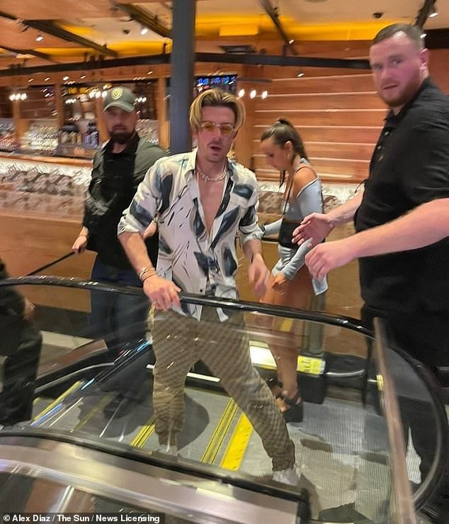 Când iubita nu-i acasă! Dezmăț total în vacanță pentru starurile din Premier League: 116 sticle de șampanie și petreceri la piscină _26