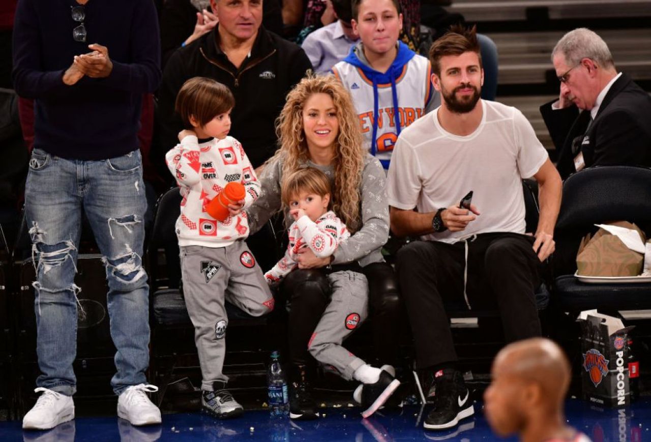 Pentru ea a lăsat-o pe Shakira? Pique, surprins alături de o blondă în Suedia _20