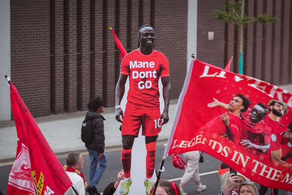 Sadio Mane a ajuns în Munchen și a fost surprins semnând primele autografe. Când va avea loc prezentarea oficială _4