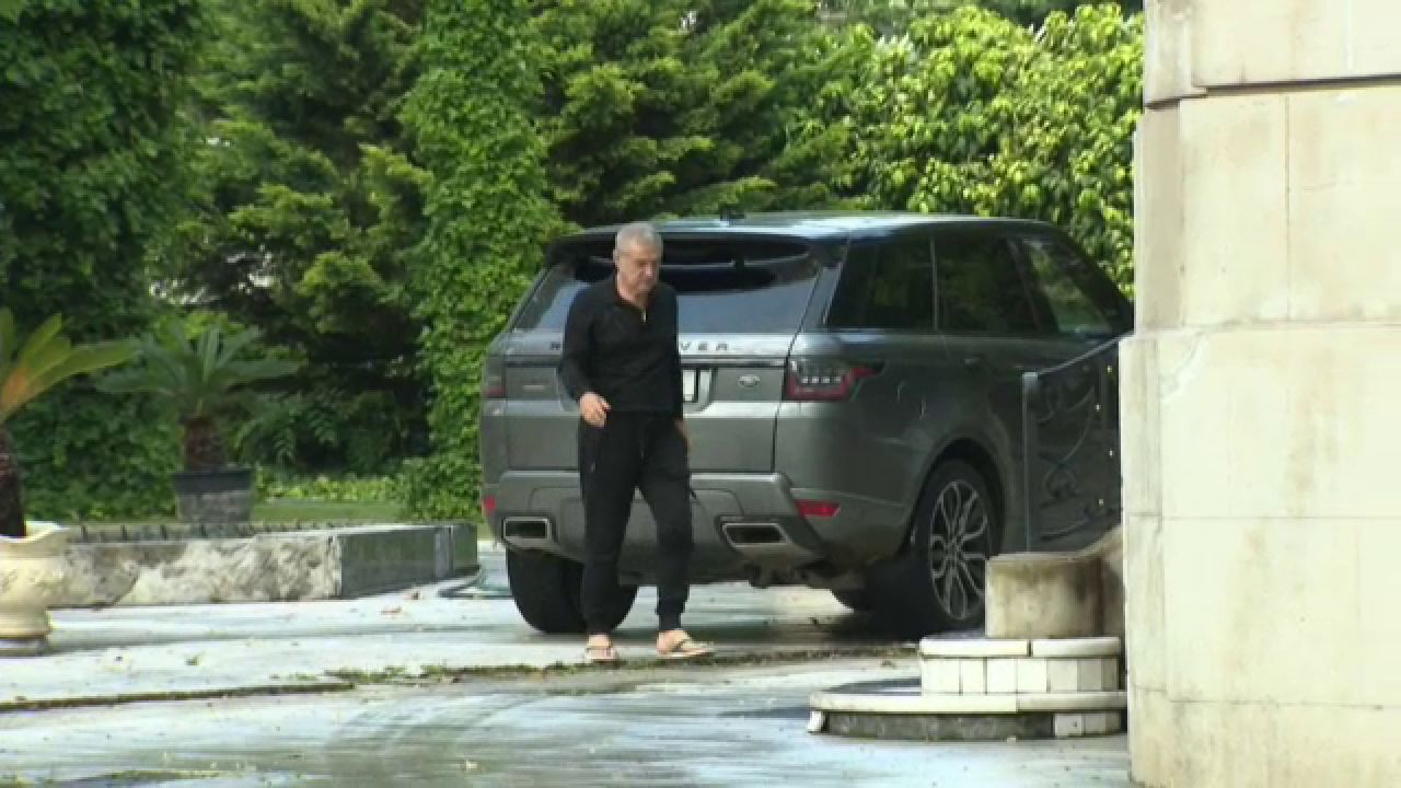 Becali, conferință de presă ca pe vremuri! A lăudat, a criticat și s-a urcat cu picioarele pe canapea: ”CFR o să clacheze din primul meci”_1