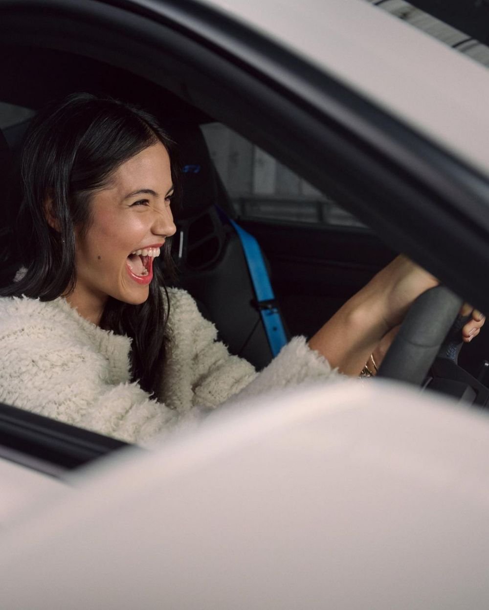 Emma Răducanu 'promovează' România! Este imaginea Porsche, dar conduce o Dacia! Super-imagini cu tenismena engleză cu origini românești _23
