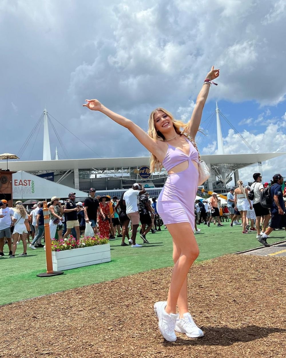Apariție ultra sexy a lui Bouchard la Grand Prix-ul din Canada! S-a dus în sutien la cursă, iar fanii au reacționat imediat _13