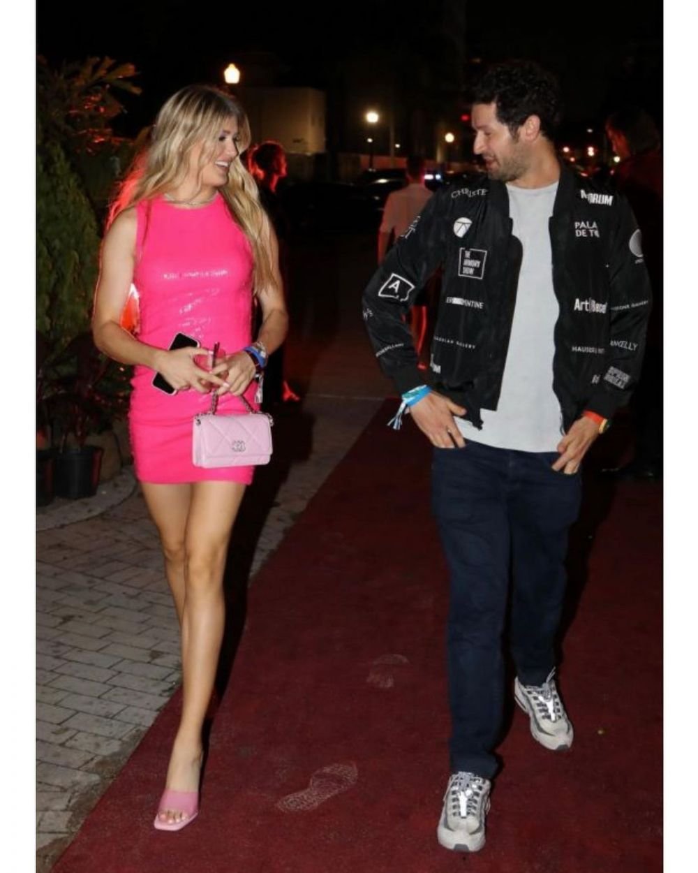 Apariție ultra sexy a lui Bouchard la Grand Prix-ul din Canada! S-a dus în sutien la cursă, iar fanii au reacționat imediat _16