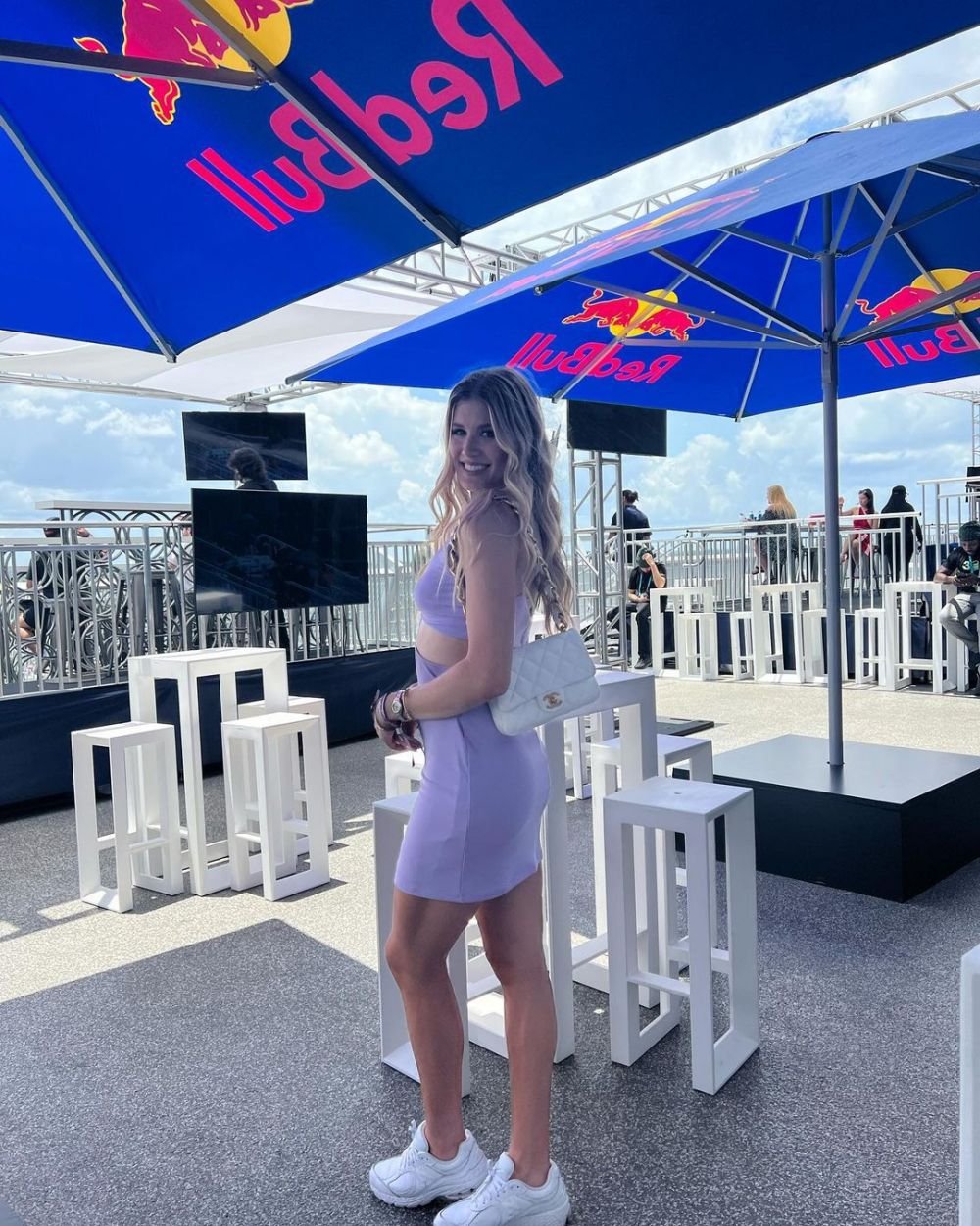 Apariție ultra sexy a lui Bouchard la Grand Prix-ul din Canada! S-a dus în sutien la cursă, iar fanii au reacționat imediat _17