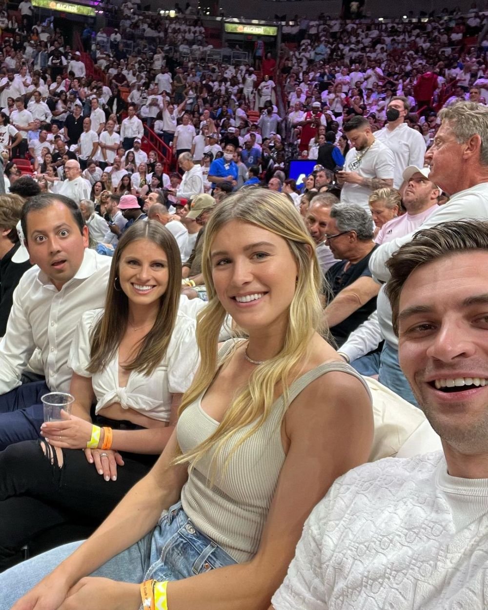 Apariție ultra sexy a lui Bouchard la Grand Prix-ul din Canada! S-a dus în sutien la cursă, iar fanii au reacționat imediat _18