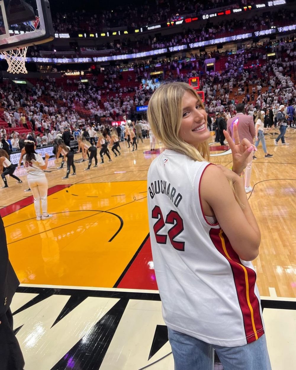 Apariție ultra sexy a lui Bouchard la Grand Prix-ul din Canada! S-a dus în sutien la cursă, iar fanii au reacționat imediat _21