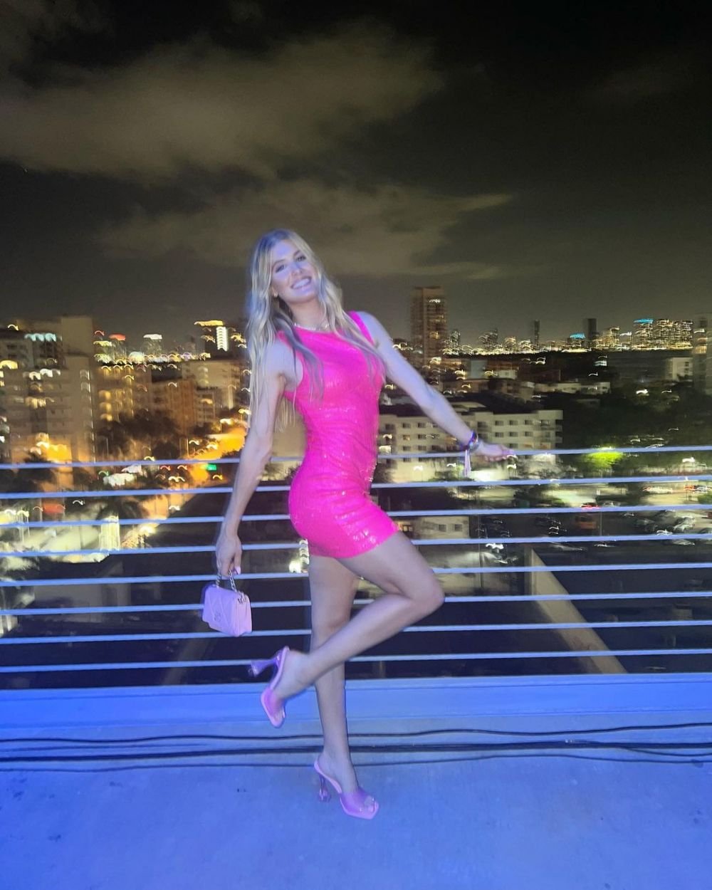 Apariție ultra sexy a lui Bouchard la Grand Prix-ul din Canada! S-a dus în sutien la cursă, iar fanii au reacționat imediat _23