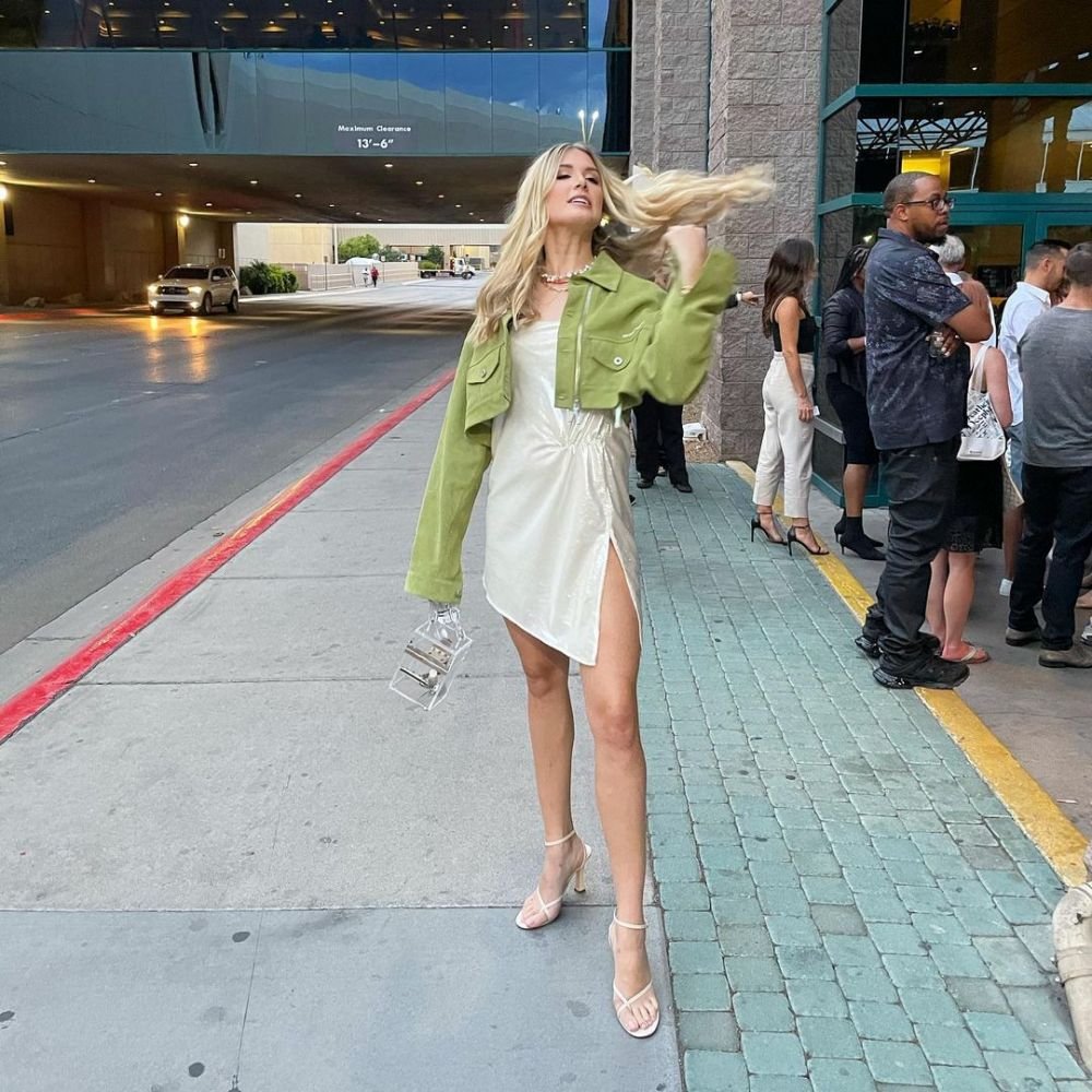 Apariție ultra sexy a lui Bouchard la Grand Prix-ul din Canada! S-a dus în sutien la cursă, iar fanii au reacționat imediat _42