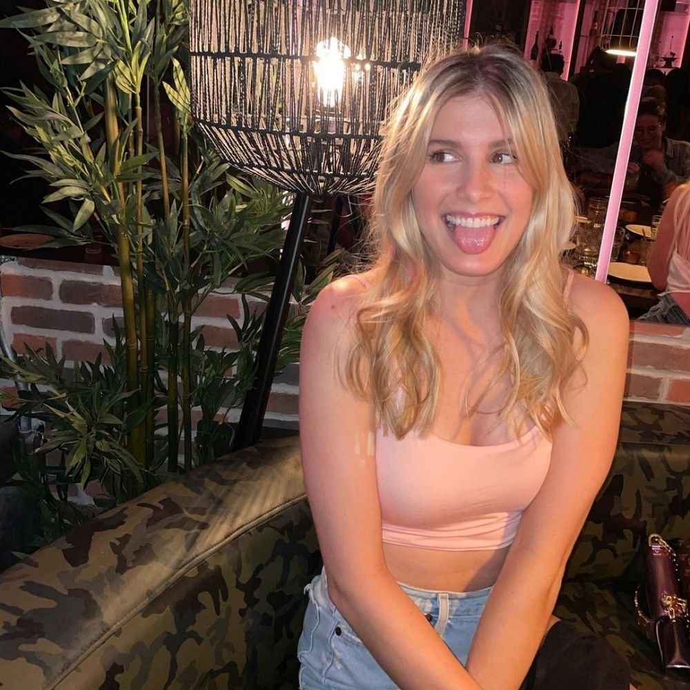 Apariție ultra sexy a lui Bouchard la Grand Prix-ul din Canada! S-a dus în sutien la cursă, iar fanii au reacționat imediat _43