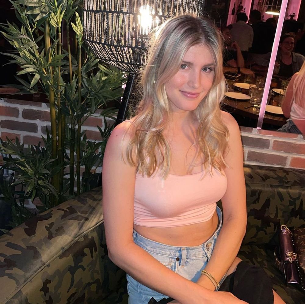 Apariție ultra sexy a lui Bouchard la Grand Prix-ul din Canada! S-a dus în sutien la cursă, iar fanii au reacționat imediat _44