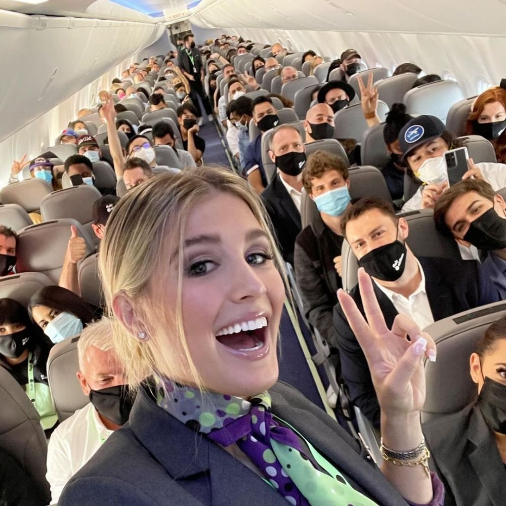 Apariție ultra sexy a lui Bouchard la Grand Prix-ul din Canada! S-a dus în sutien la cursă, iar fanii au reacționat imediat _59