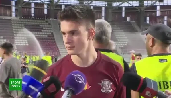 Singurul rapidist trist că a ajuns la aniversarea din Giulești, udat din cap până în picioare în timpul interviului