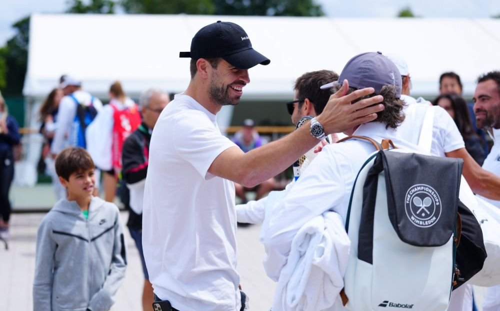 Gerard Pique, criză de nervi: i-a spart telefonul unui paparazzi! Fundașul a fost văzut la Wimbledon, alături de băieții săi + Detaliu inedit_4