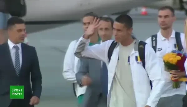 „I love you!” David Popovici, primit cu aplauze pe aeroportul Henri Coandă