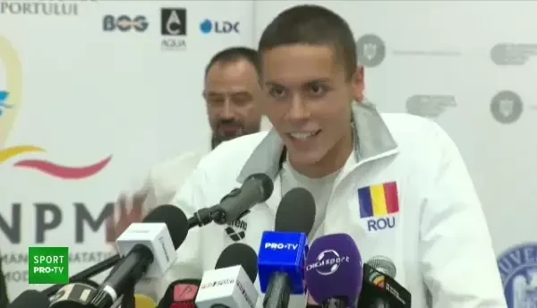 David Popovici scurt și la obiect la revenirea în țară: „Sunt chiar onorat să reprezint țara asta frumoasă”