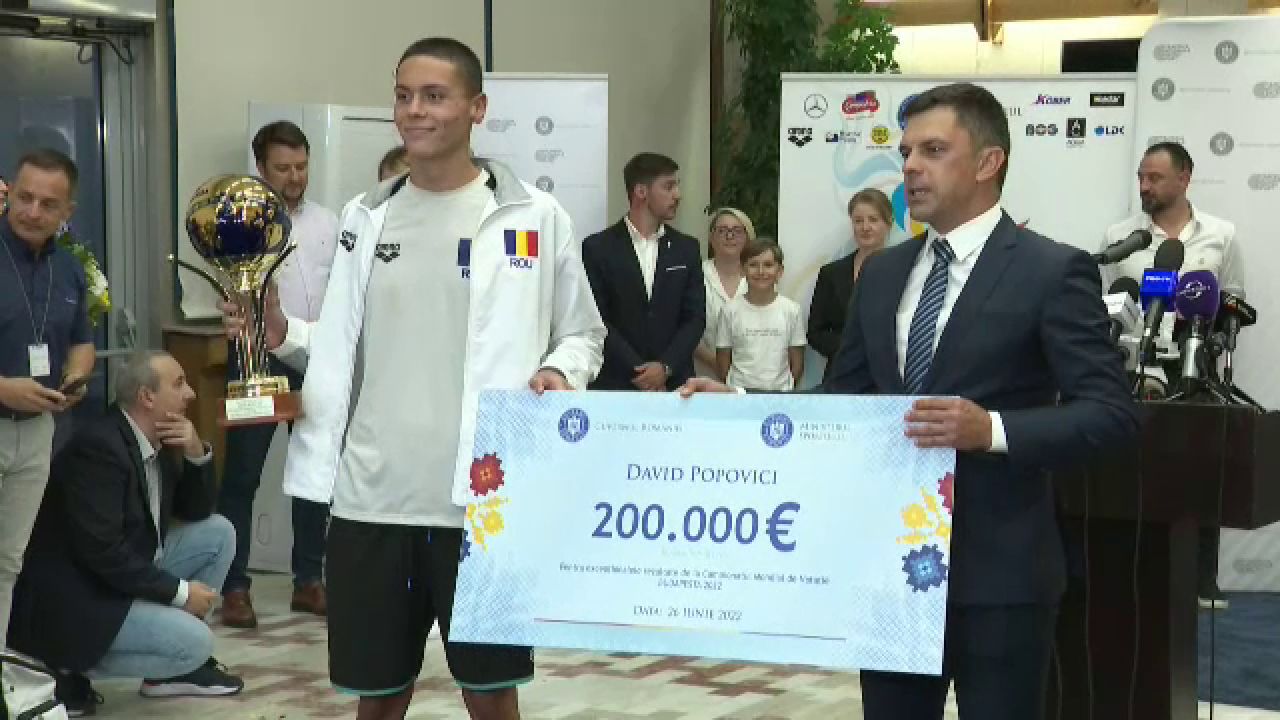 Eduard Novak i-a înmânat cecul de 200.000 de euro lui David Popovici. „De foarte mulţi ani n-am trăit aceste clipe”_10