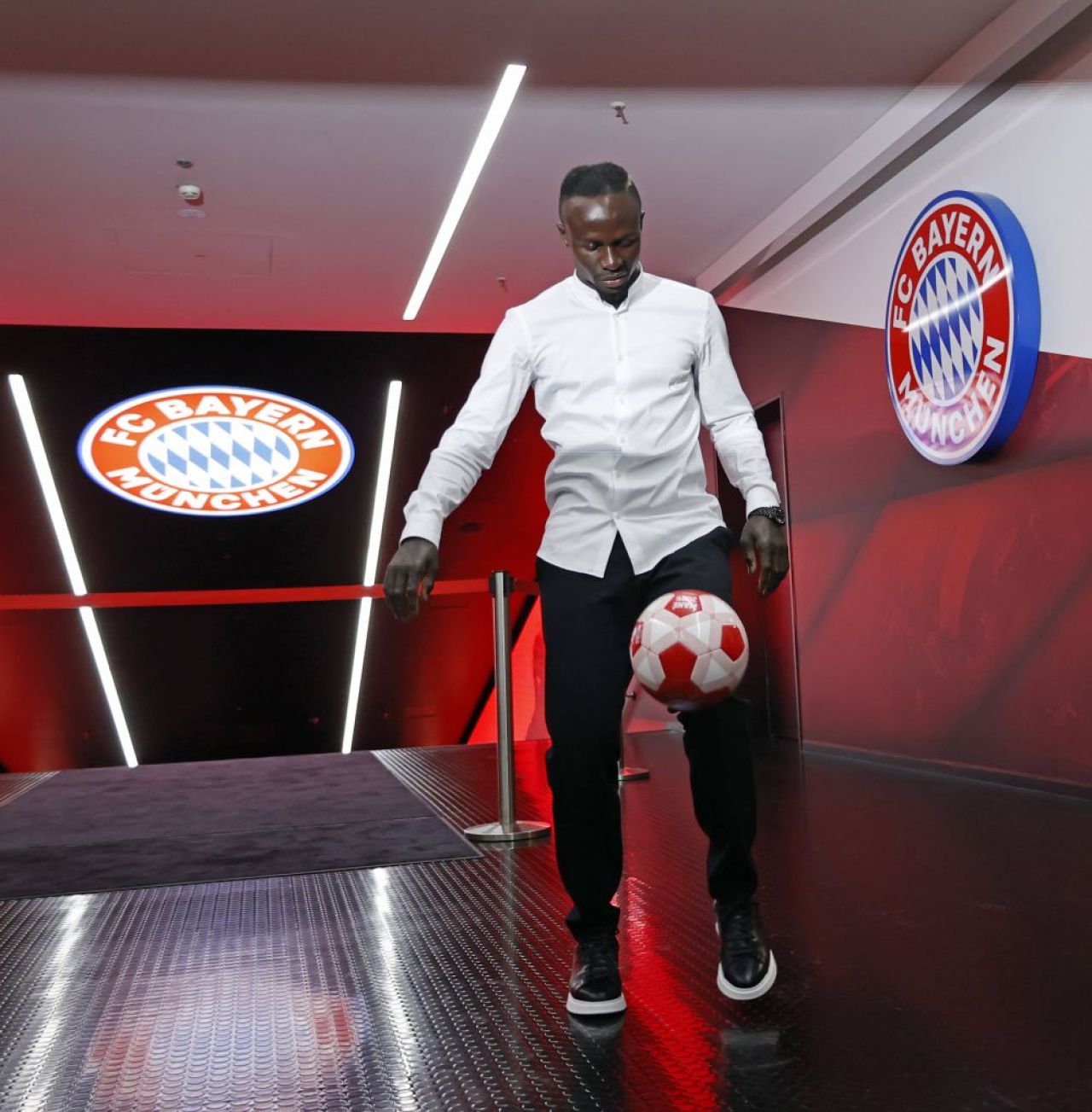 Mane a decis! Ce număr va purta la Bayern Munchen + primele imagini cu senegalez din sediul bavarezilor_3
