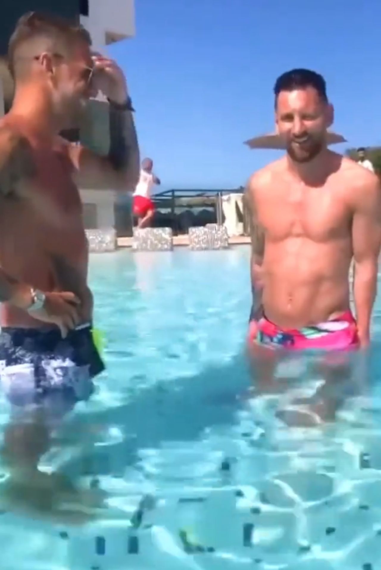 „Leo, iartă-mă, poți face un video pentru copiii mei?” L-a văzut pe Messi în piscină și s-a dus direct la el! Cum a răspuns _1