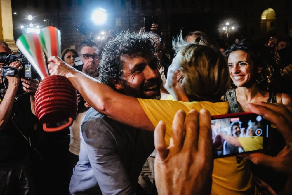 La 48 de ani, fostul mijlocaș cu 25 de selecții în naționala Italiei a devenit primarul Veronei_2