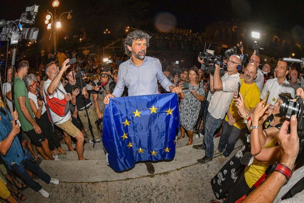 La 48 de ani, fostul mijlocaș cu 25 de selecții în naționala Italiei a devenit primarul Veronei_3